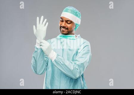 Indische männlichen Arzt oder Chirurg, Handschuh auf Stockfoto