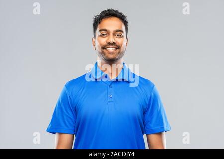 Inder in Blau polo shirt über grauer Hintergrund Stockfoto