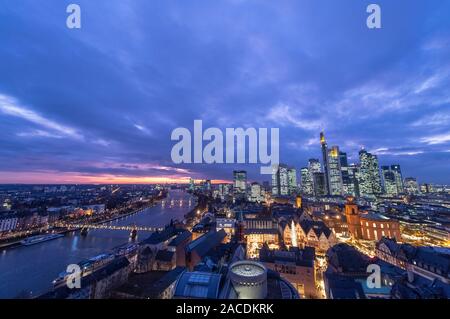 02 Dezember 2019, Hessen, Frankfurt/Main: Im letzten Licht des Tages die Bank Türme Glanz, während der Weihnachtsmarkt erstreckt sich von der Hauptstraße (l) auf dem Römerberg, Paulsplatz (Mitte, r). Foto: Boris Roessler/dpa Stockfoto