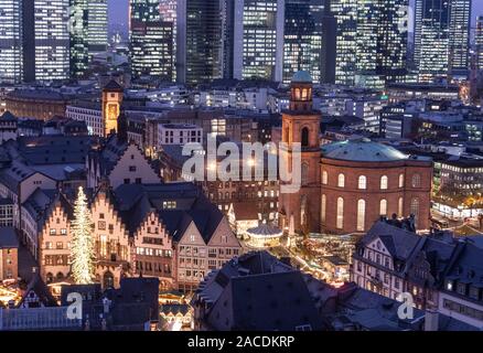 02 Dezember 2019, Hessen, Frankfurt/Main: Im letzten Licht des Tages die Bank Türme leuchten, während der Weihnachtsmarkt erstreckt sich von Römerberg (l) Paulsplatz (r). Foto: Boris Roessler/dpa Stockfoto