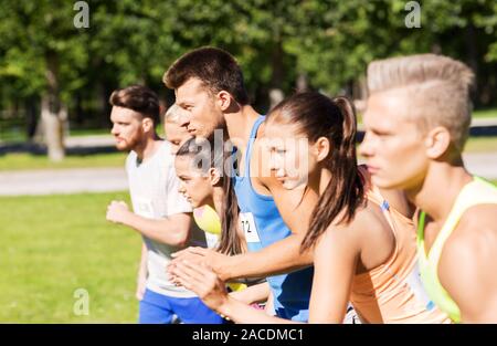 Sportler mit Abzeichen Nummern am Start des Rennens Stockfoto