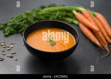 Nahaufnahme der Kürbis creme Suppe und Gemüse Stockfoto