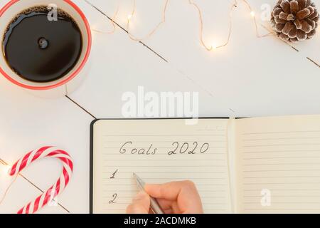 Blick von oben auf das Neue Jahr Auflösung Ziel Liste 2020 mit Weihnachtsschmuck Stockfoto