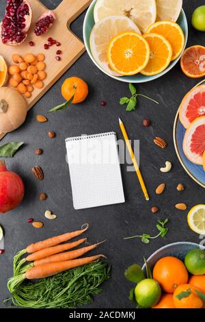 Nahaufnahme der Notebook, Früchte und Gemüse Stockfoto