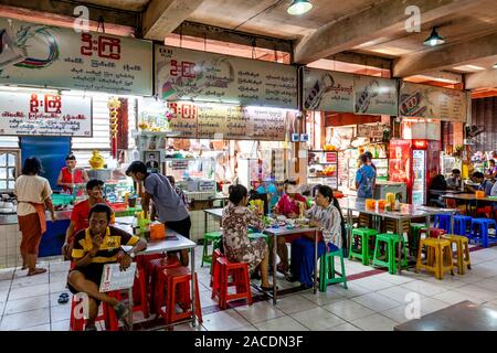 Menschen in einem Café in der Bogyoke Aung San Markt, Yangon, Myanmar sitzen. Stockfoto