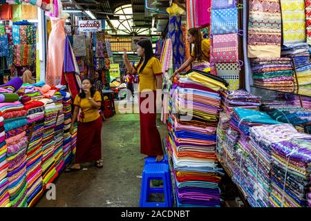 Bunte Kleidung Geschäfte in der Bogyoke Aung San Market, Yangon, Myanmar. Stockfoto