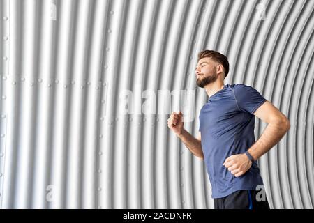 Sportlicher junger Mann im Tunnel Stockfoto