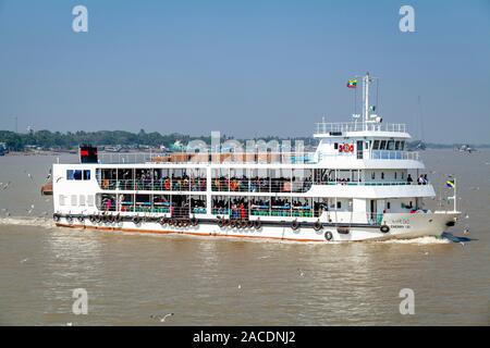 Die Yangon zu Dalah (Dala) Fähre, Yangon, Myanmar. Stockfoto