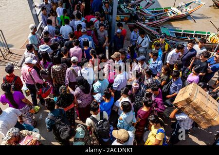 Die Passagiere an Bord des Dalah Fähre (Dala Fähre) Pansodan Ferry Terminal, Yangon, Myanmar. Stockfoto