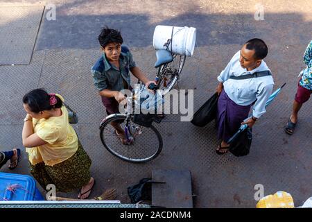 Eine kleine Gruppe von Menschen an Bord der Dalah (Dala) Fähre, Pansodan Ferry Terminal, Yangon, Myanmar warten. Stockfoto