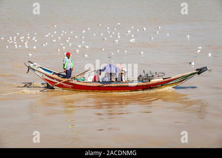 Eine kleine Fähre auf die Yangon Fluss, Yangon, Myanmar. Stockfoto