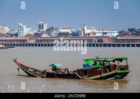 Traditionelle Cargo Boote auf dem Fluss, Yangon Yangon, Myanmar. Stockfoto