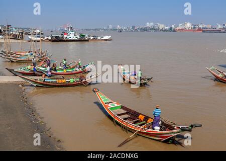 Kleine Fähren auf der Yangon Fluss, Yangon, Myanmar. Stockfoto