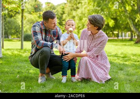 Happy Family im Sommer Park Stockfoto