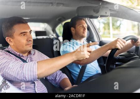 Auto Fahrschule Ausbilder Lehre männliche Fahrer Stockfoto