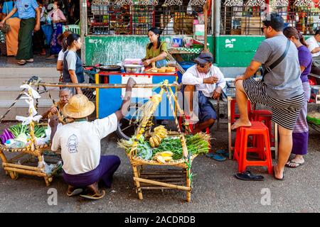 Streetlife, in der Innenstadt von Rangun, Yangon, Myanmar. Stockfoto