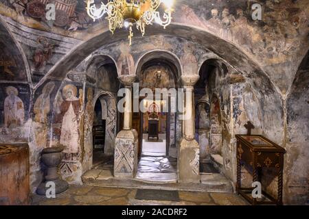 Die Narthax und Innenraum der Kirche St. Naum von Ohrid, im Kloster mit dem gleichen Namen am Ufer des Ohrid-Sees in Mazedonien, Europa. Stockfoto