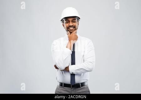 Indische männlichen Architekten im Helm über Grau Stockfoto