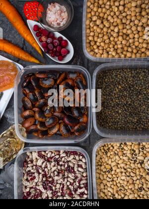 Auswahl an gesunden Lebensmitteln, die Jod. Natürliche Produkte, die reich an I, Vitaminen, Mikronährstoffen. Nützliche Lebensmittel für Gesundheit und ausgewogene Ernährung Stockfoto