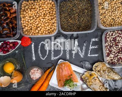 Auswahl an gesunden Lebensmitteln, die Jod. Natürliche Produkte, die reich an I, Vitaminen, Mikronährstoffen. Nützliche Lebensmittel für Gesundheit und ausgewogene Ernährung Stockfoto