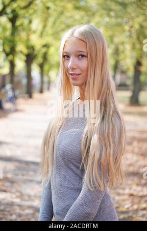 Portrait von jugendlichen Mädchen mit langen blonden Haaren und sonnigen Tag im Freien. Stockfoto