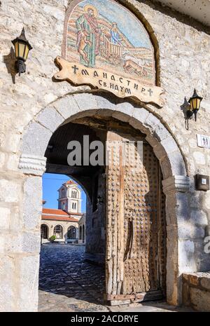 Eingang zum Kloster St. Naum von Ohrid am Ufer des Ohrid-Sees in Mazedonien, Europa. Stockfoto