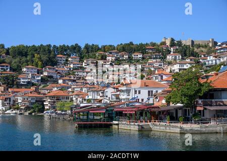 Blick auf den Hafen und die Altstadt von Ohrid am Ufer des Ohrid-Sees in Mazedonien, Europa. Stockfoto