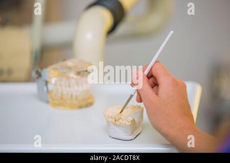 Arbeiten im zahntechnischen Labor Stockfoto