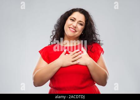 Glückliche Frau, Hände auf Brust oder Herz Stockfoto