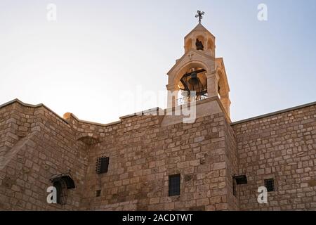 Hintergrundbeleuchtung Glockenturm Glockenturm der christlichen Kirche der Geburtskirche in Bethlehem, West Bank, Palästina, das die Textur der Steinmauern Stockfoto