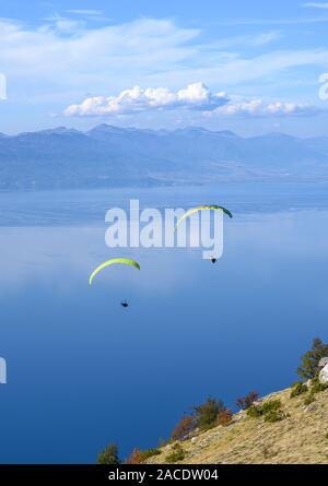 Gleitschirme in der galičica National Park über den Ohrid-See in Mazedonien, mit Albanien in der Ferne,Mazedonien, Europa. Stockfoto