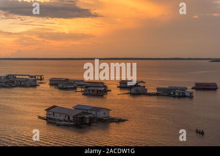 Twilight Stunde auf den Swimmingpool Häuser am Lago Tefé, kleine Stadt von Tefé auf Solimoes Fluss, Amazon, nördlichen Brasilien, Lateinamerika Stockfoto