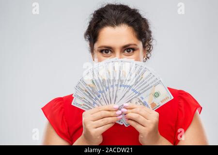 Frau ihr Gesicht verstecken hinter Geld Banknoten Stockfoto