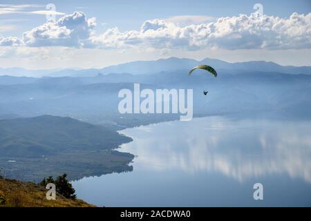 Gleitschirme in der galičica National Park über den Ohrid-See in Mazedonien, mit Albanien in der Ferne,Mazedonien, Europa. Stockfoto