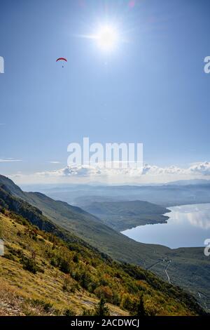 Gleitschirme in der galičica National Park über den Ohrid-See in Mazedonien, mit Albanien in der Ferne,Mazedonien, Europa. Stockfoto