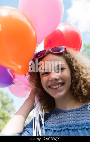 Mädchen halten Ballons Stockfoto