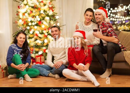 Freunde Weihnachten zu Hause feiern. Stockfoto