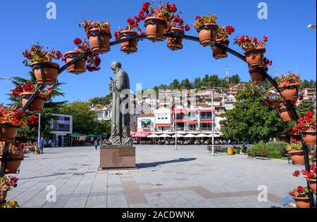 Eine Statue von St. Clement auf Th Strandpromenade in der Altstadt von Ohrid am Ufer des Ohrid-Sees in Mazedonien, Europa. Stockfoto