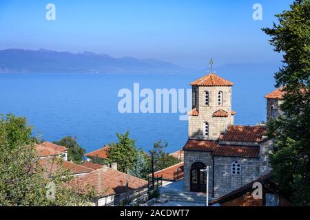 Blick über den Ohridsee aus dem Dorf Trpejca im Norden von Mazedonien, Albanien in der Ferne,Mazedonien, Europa. Stockfoto