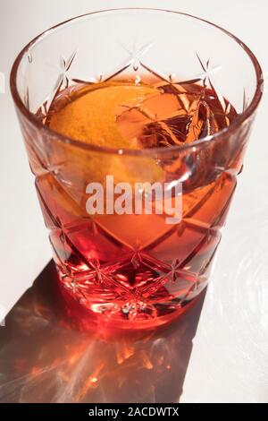 Negroni Cocktail mit Schatten Stockfoto