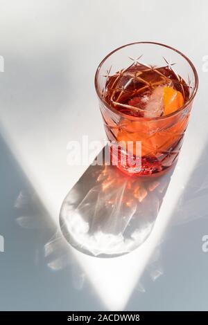 Negroni Cocktail mit Schatten Stockfoto