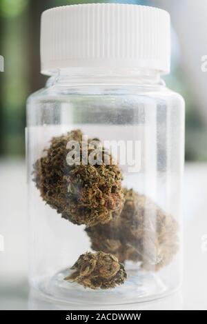 Medizinisches Marihuana in der Flasche Stockfoto