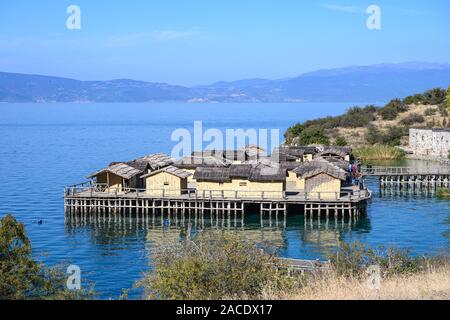 Die Bucht von Knochen Museum, einer rekonstruierten prähistorisches Dorf am See von Ohrid in der Nähe von Peshtani im Norden von Mazedonien, Europa. Stockfoto