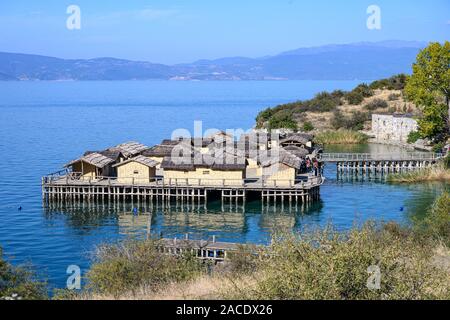 Die Bucht von Knochen Museum, einer rekonstruierten prähistorisches Dorf am See von Ohrid in der Nähe von Peshtani im Norden von Mazedonien, Europa. Stockfoto