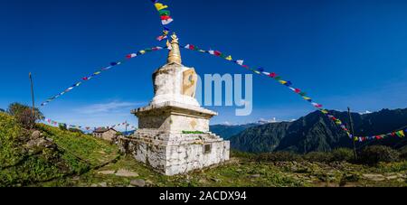 Panoramablick auf einem weißen buddhistische Stupa mit Gebetsfahnen in bergigen Landschaft in der Nähe des pass Lamjura La Stockfoto