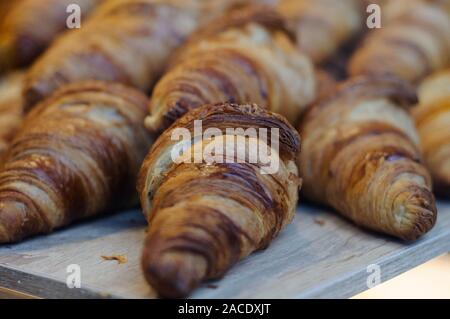 Frisch gebackene Croissants in einem Cafe closeup Stockfoto