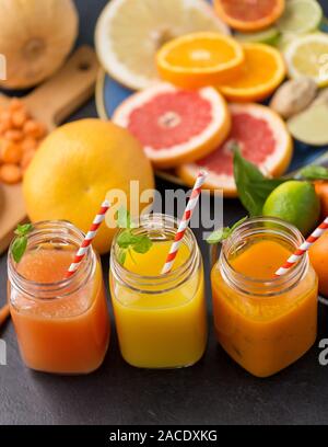 Mason jar Gläser Gemüsesäfte auf Tisch Stockfoto