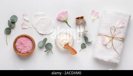 Spa Hintergrund mit Naturkosmetik auf Weiß Stockfoto
