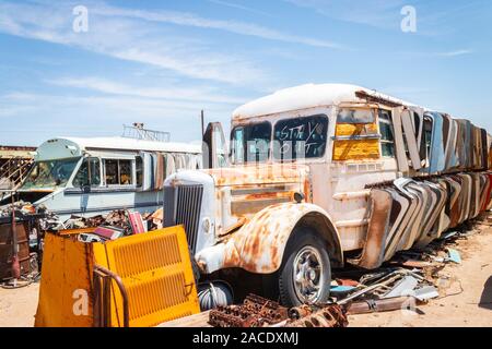 Abgebrochene rusty Busse in einem Junk Yard in der Wüste in der Nähe von Phoenix Arizona USA Stockfoto