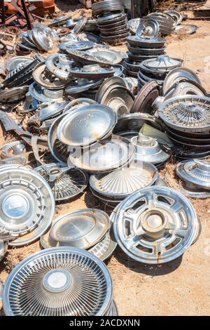 Glänzend verchromte Radkappen in einem Junk Yard in der Wüste in der Nähe von Phoenix Arizona USA Stockfoto